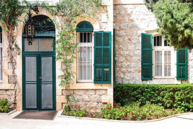 Güneşli bir günde güzel taş ev