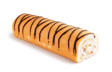 Beyaz arka planda izole edilmiş enfes sünger kek rulosu.