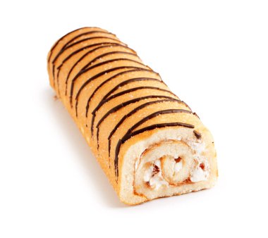 Beyaz arka planda izole edilmiş enfes sünger kek rulosu.