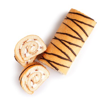 Beyaz arkaplanda sünger kek rulosunu kes