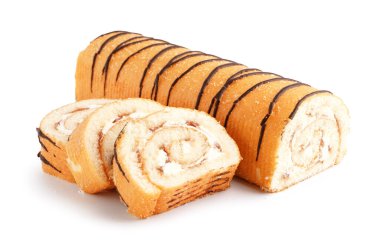 Beyaz arkaplanda sünger kek rulosunu kes