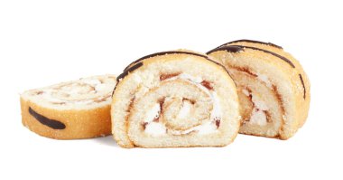 Beyaz arka planda lezzetli süngerli kek ruloları.