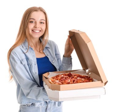 Beyaz arka planda taze pizza kutuları tutan güzel genç bir kadın.
