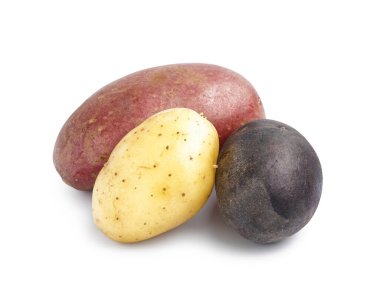 Beyaz arka planda farklı çiğ patates türleri