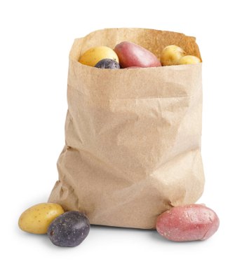 Beyaz arka planda farklı tipte çiğ patatesli kağıt torba.