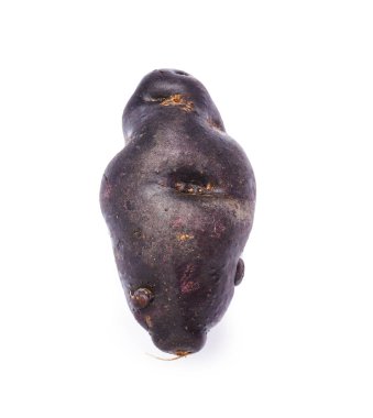 Beyaz arka planda çiğ mor patates