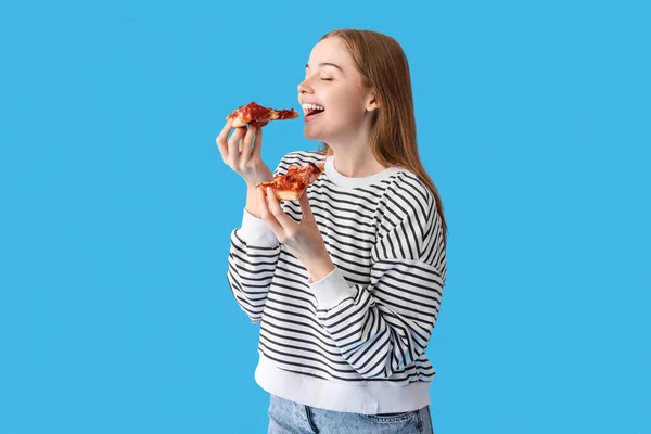 Красивая Молодая Женщина Ест Свежую Пиццу Голубом Фоне — стоковое фото
