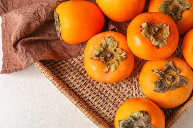 Açık arkaplanda olgun hurma tepsisi, yakın plan