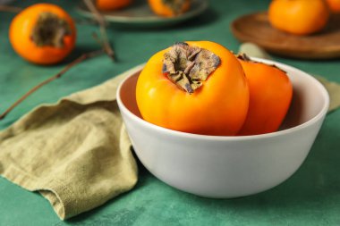 Renk masasında olgun hurma kasesi