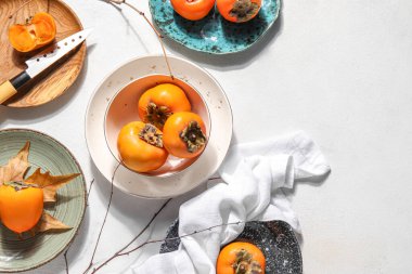 Açık arkaplanda olgun hurma tabakaları