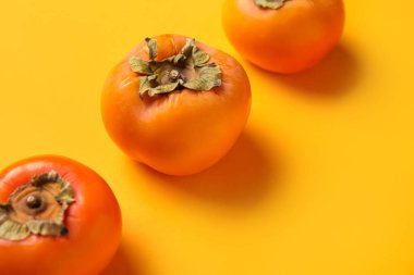 Renk arkaplanında taze olgun hurmalar, yakın plan