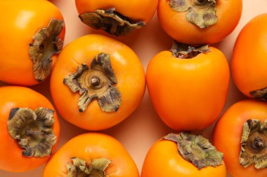 Renk arkaplanı üzerine taze hurma, yakın plan