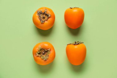 Yeşil arka planda taze olgun hurmalar