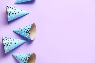 Mor arka planda parti şapkaları