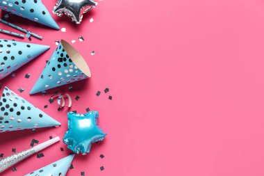 Pembe arka planda parti şapkaları, konfetiler ve pipetler