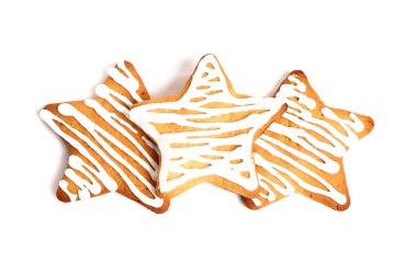 Beyaz arka planda yıldız şeklinde lezzetli Noel kurabiyeleri