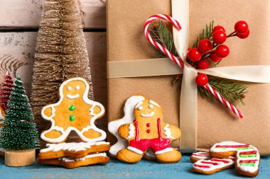 Lezzetli Noel kurabiyeleri, hediye kutusu ve dekorlu kompozisyon, yakın plan.