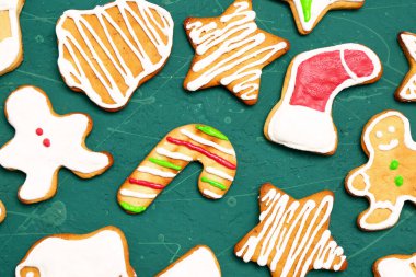 Yeşil arka planda farklı Noel kurabiyeleri seti, yakın plan