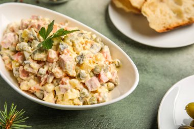 Arka planda bir kase Olivier salatası, yakın plan.