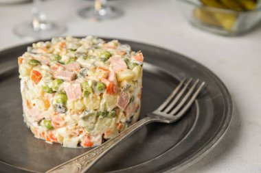 Beyaz masada Olivier salatası, yakın plan.