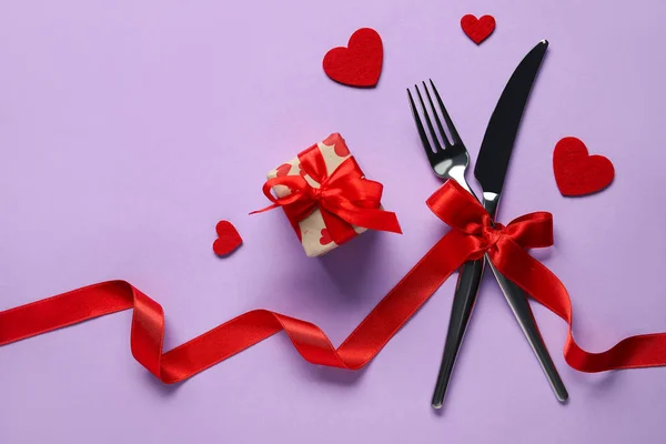 Cutlery Valentine Day Bow Gift Hearts Violet Background — Stock Photo, Image