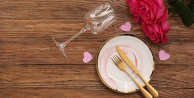 Sevgililer Günü için masa ayarları pembe kalpler ve ahşap arka planda güller ile metin için alan