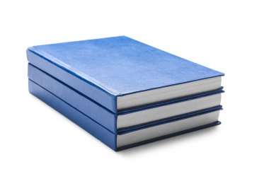 Beyaz arkaplanda izole kitap yığını