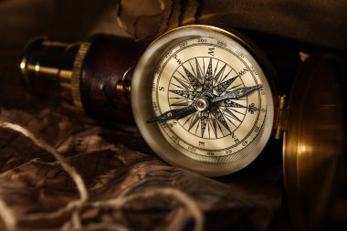 Dünya haritasında dürbünlü altın pusula, yakın plan