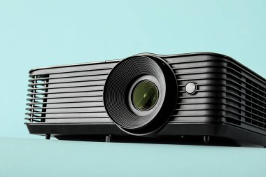 Mavi arkaplanda siyah video projektörü, yakın plan