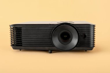 Bej arkaplanda siyah video projektörü