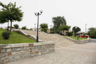 Adımları ve lambası olan güzel bir park manzarası