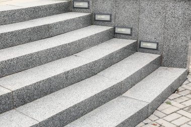 Dışarıdaki granit merdivenlerin manzarası