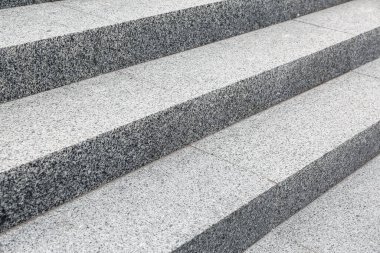 Dışarıdaki granit merdivenlerin görüntüsü, yakın plan.