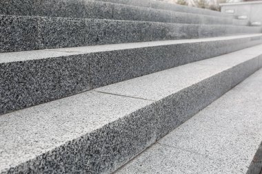 Dışarıdaki granit merdivenlerin görüntüsü, yakın plan.