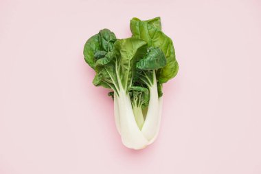 Pembe arka planda taze pak choi lahana