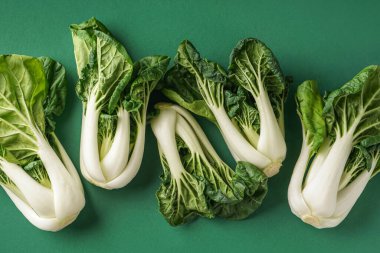 Yeşil arka planda taze pak choi lahanaları, yakın plan.