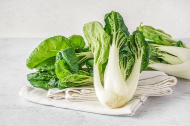 Işık masasında taze pak choi lahanası