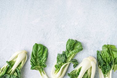 Açık arkaplanda taze yeşil pak choi lahanası