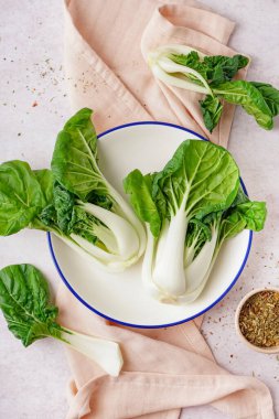Açık arkaplanda taze pak choi lahana tabağı