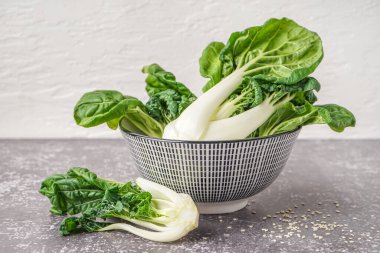 Bir kase taze pak choi lahana.