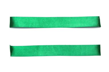 Beyaz arka plan üzerinde izole yeşil şeritler