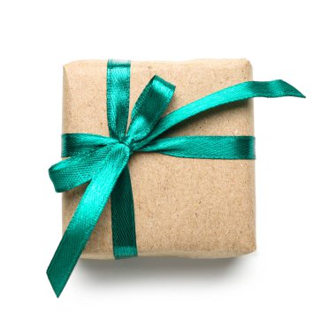 Beyaz arka planda yeşil kurdeleyle bağlanmış hediye kutusu