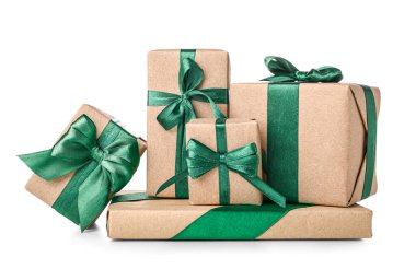 Beyaz arkaplanda yeşil kurdeleyle bağlanmış farklı hediye kutuları yığını