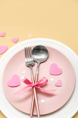 Sevgililer Günü için bej arka planda pembeler ve kurdeleler, yakın plan.