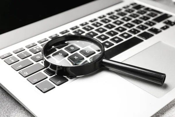 Laptop Magnifying Glass Table Closeup Internet Search Concept — Stock Photo, Image