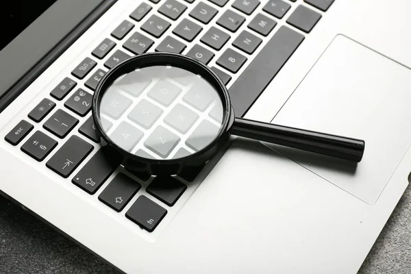 Laptop Magnifying Glass Table Closeup Internet Search Concept — Stock Photo, Image