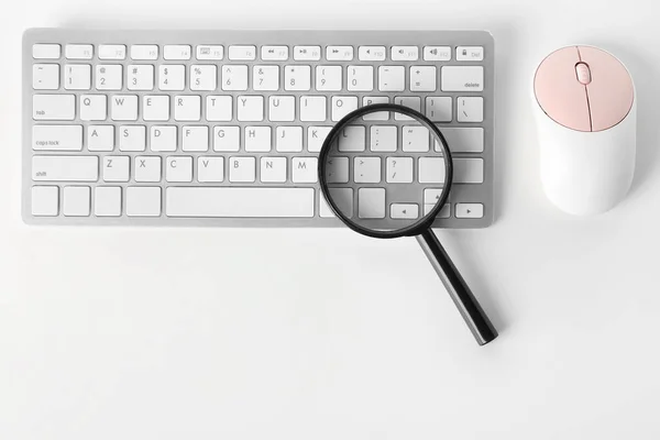 Keyboard Computer Mouse Magnifier White Table Internet Search Concept — Stock Photo, Image