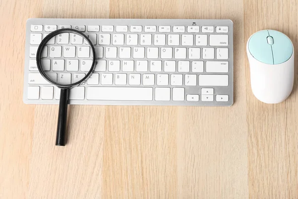 Keyboard Computer Mouse Magnifier Wooden Table Internet Search Concept — Stock Photo, Image