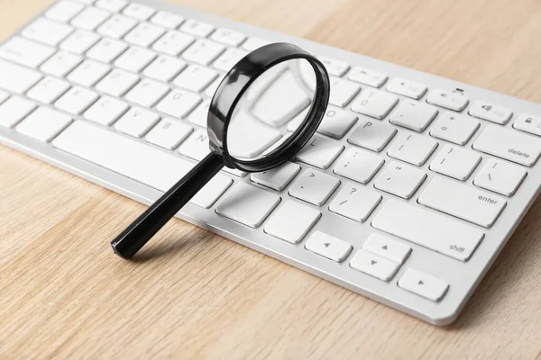 Modern Keyboard Magnifier Wooden Table Internet Search Concept — Stock Photo, Image