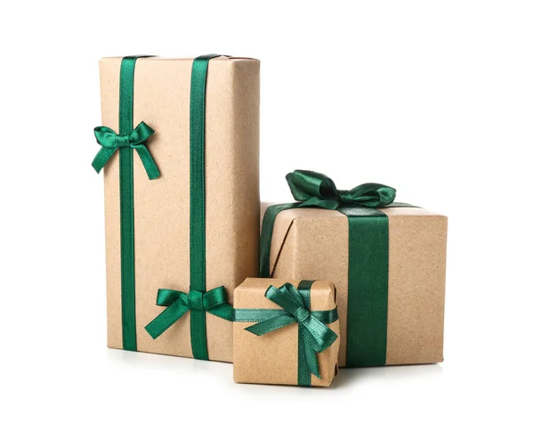 Geschenkboxen Gebunden Mit Grünem Band Auf Weißem Hintergrund — Stockfoto
